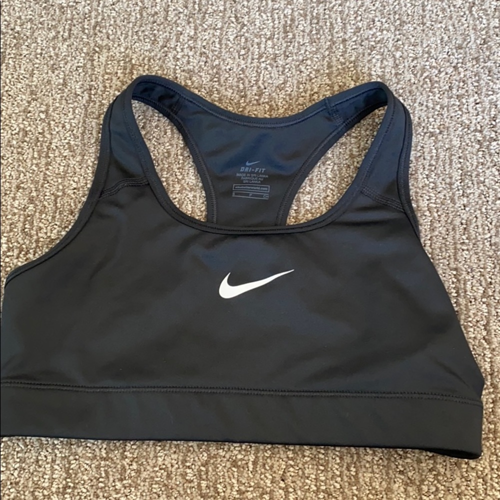 Never been worn Nike sports bra